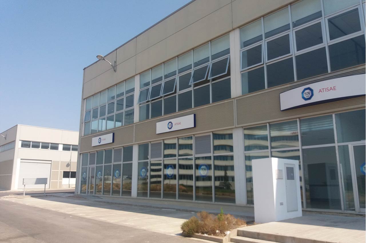 Reforma del Interior edificio en Quart de Poblet con adecuación funcional para centro de riesgos laborales con amplios espacios.