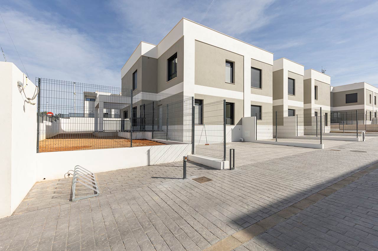 Urbanización en San Antonio de Benagéber, fase 2. 20 viviendas adosadas con jardín privado y espaciosas terrazas. Zonas comunes con piscina.